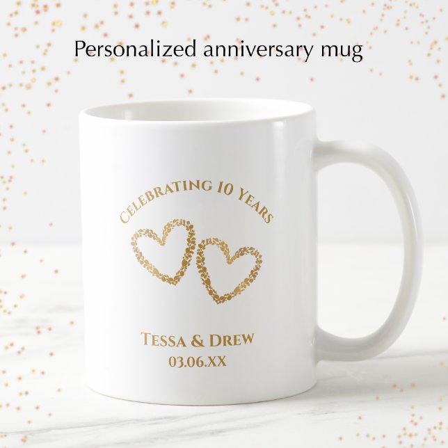 Caneca De Café Presente Personalizado Moderno de 10 Anos de Casam (Add the couple’s names and anniversary date for a unique golden heart keepsake mug.)