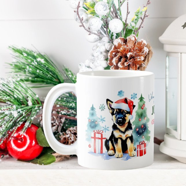 Caneca De Café Presentes de Natal para german shepherd de cão (Cute German Shepherd puppy in Santa hat by Christmas tree and gift boxes watercolor personalized mug)