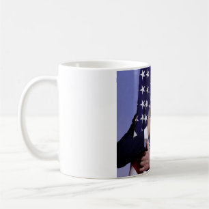 Caneca De Café Presidente Trump Abraça a Bandeira dos EUA