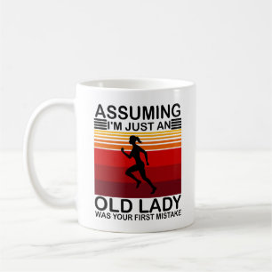 Caneca De Café Presumindo que sou apenas uma senhora velha foi su