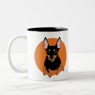 Caneca de café preta do cão do Pinscher diminuto