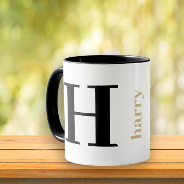 Caneca de Café Preta Dourada com Nome e Monograma  (Personalize with Custom Name and Monogram Initial. 
Create a Unique Gift Today! )