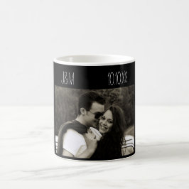 Caneca De Café Preto das iniciais da data da foto do casal do