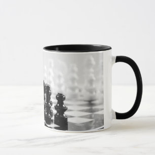 Caneca de café preto e branco do tabuleiro de