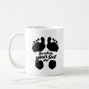 Caneca De Café Preto e branco "Esteja onde seus pés estão" Impres