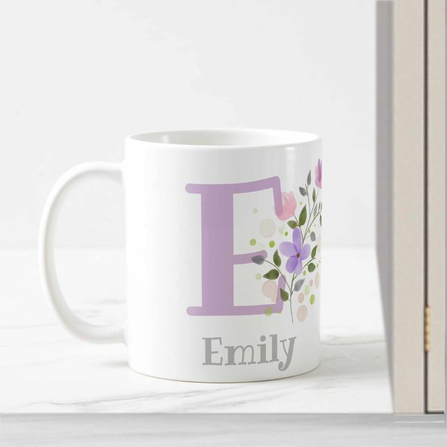 Caneca De Café Primeira Inicial Mais Nome Emily com Flores (Criador carregado)