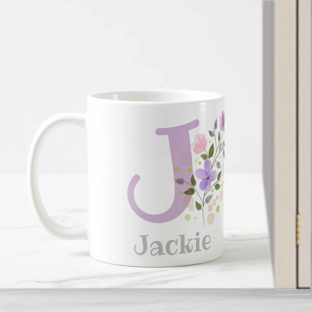 Caneca De Café Primeira Inicial Mais Nome Jackie com Flores (Criador carregado)