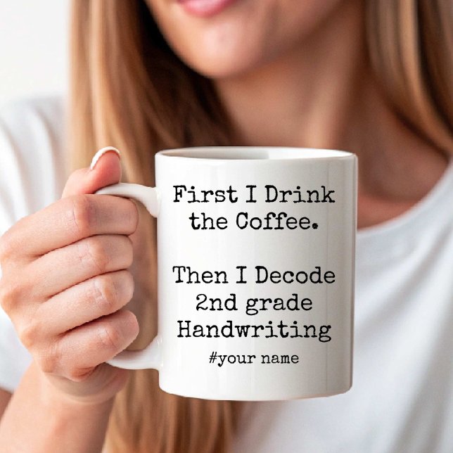Caneca De Café Primeiro Café, Depois Eu Decifro a Caligrafia da 2 (First Coffee Then I Decode 2nd grade Handwriting Coffee Mug)