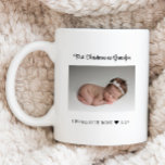 Caneca De Café Primeiro Natal como Vovô Nova Foto para Bebê<br><div class="desc">Celebre seu primeiro Natal como vovô com esta caneca personalizada de café fotográfico. Todo texto pode ser personalizado. Adicione sua própria foto para criar um presente único para seu primeiro Natal como vovô.</div>