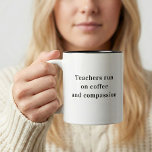 Caneca De Café Professores Correm Em Coffee Quote<br><div class="desc">**Apresentando a nossa "Professores Correm no Café e Compaixão" Mug: Honrando Educadores** Comemora a dedicação e o coração dos professores com nossa "Professores Correm no Café e Compaixão" Mug. Esta caneca cuidadosamente desenhada não só segura a sua pitada favorita, como também serve como um tributo aos educadores que despejam a...</div>