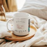 Caneca De Café Promovido a tia | Foto personalizada<br><div class="desc">Apresentando a ilustração de mãos bonitas de aquarela com o ano estabelecido. "Só as melhores irmãs são promovidas à tia". Carregue suas próprias fotos e grave uma mensagem personalizada. Personalize sua tia ou tia para criar um presente exclusivo. Uma maneira perfeita de mostrar a ela o quão incrível ela é...</div>