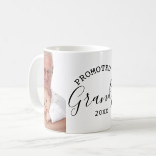 Caneca De Café Promovido ao vovô Tipografia 2 Foto Colagem