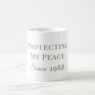 Caneca De Café Protegendo Minha Paz Desde [Ano] – Personalizado