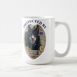 Caneca De Café Protegido pelo Pinscher do Doberman
