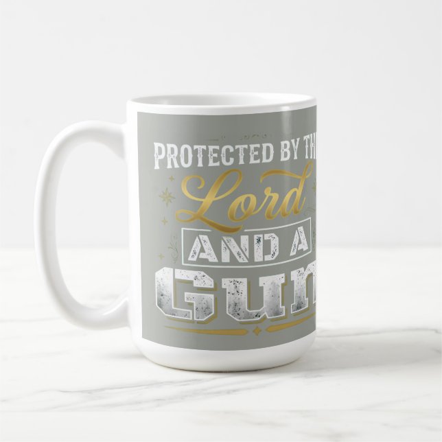 Caneca De Café Protegido pelo Senhor e uma Arma (Esquerda)