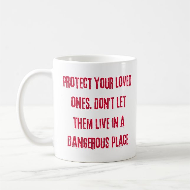 Caneca De Café Proteja seus entes queridos. Não os deixe viver em (Esquerda)