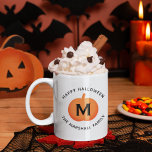 Caneca De Café Pumpkin Laranja Feliz de Halloween Inicial<br><div class="desc">Esta assustadora caneca de café personalizada apresenta uma abóbora laranja com uma redação original de monograma personalizado branco e um texto moderno de "Feliz Dia das Bruxas" preto com nome de família personalizado que pode ser personalizado.</div>