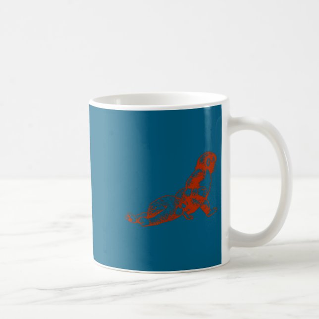 Caneca De Café Punch monkey plush cute baby monkey with plushie (Direita)