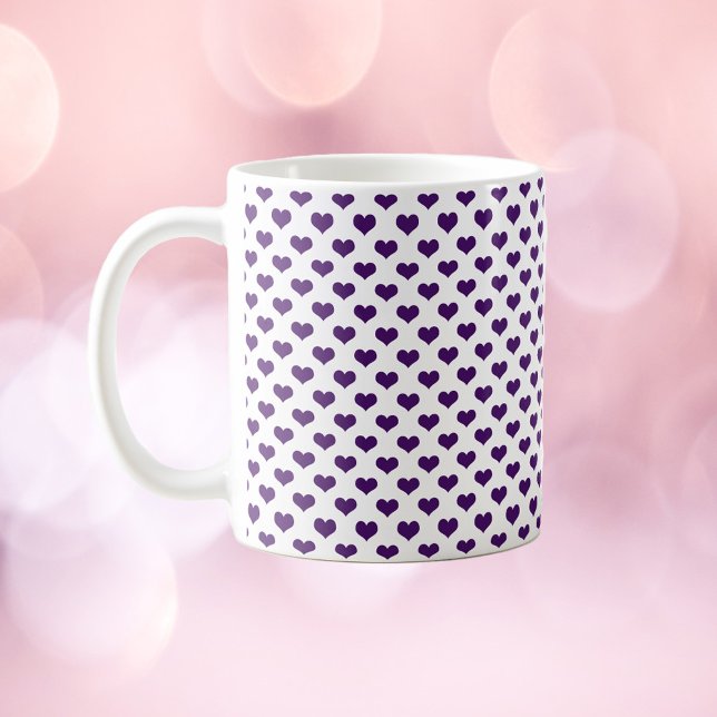 Caneca De Café Púrpura Coração Padrão Fundo Branco (A cute mug with a pattern of purple hearts and white background)
