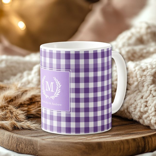 Caneca De Café Púrpura Gingham Monograma Crest Personalizado (Purple Gingham Monogram Crest Custom Coffee Mug)