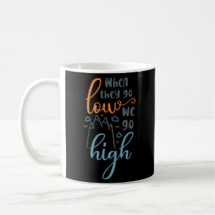 Caneca De Café Quando Eles Estiverem Baixo, Nós Fazemos Alta Cota