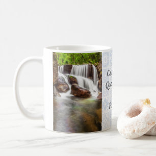 Caneca De Café Quebra de água durante o outono perto da barragem