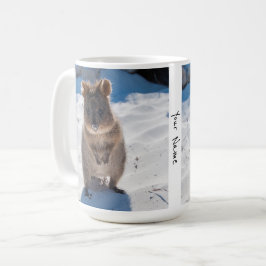 Caneca De Café Quokka personalizada e feliz na praia