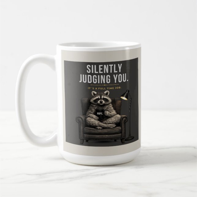 Caneca De Café Raccoon Silently Judging | Sarcastic Coffee Cup (Esquerda)