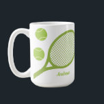 Caneca De Café Racket de Tênis Verde Moderno Personalizado<br><div class="desc">Substitua pelo seu nome personalizado. Tênis minimalista com design a verde. Bolas de tênis verde e presentes temáticos de design de raquete para um tênis. Um presente personalizado de caneca tênis para ele.</div>