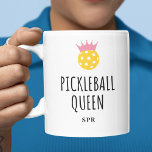 Caneca De Café Rainha Engraçada, Nome do Monograma Personalizado<br><div class="desc">Todos nós temos uma amiga que é rainha do campo - sempre ganhando e no topo do seu jogo. Bem, aqui está o presente perfeito para eles. Design apresenta uma bola de picles com uma coroa rosa e texto que diz "rainha do picleball" Adicione o seu monograma, nome ou texto...</div>