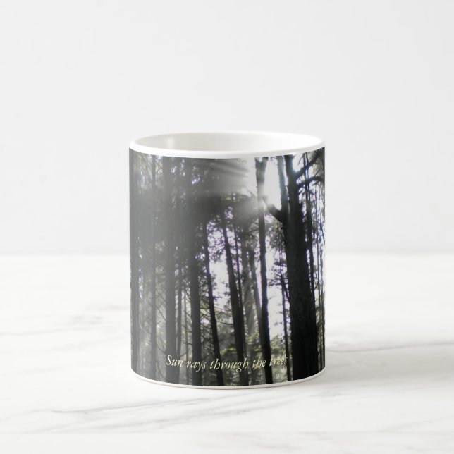 Caneca De Café Raios de Sun através das árvores (Centro)