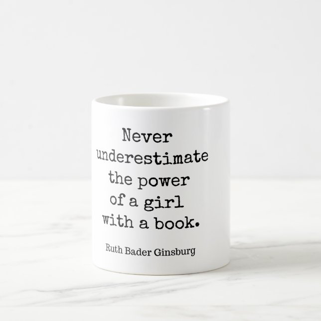 Caneca De Café RBG, Nunca Subestime O Poder De Uma Garota Com  (Centro)