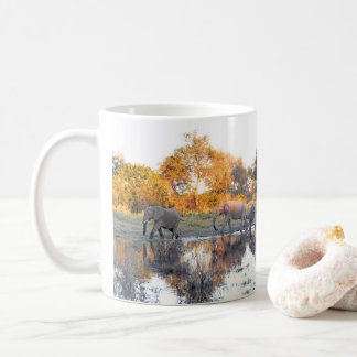 Caneca De Café Rebanho de elefantes em bebedouro à luz da tarde