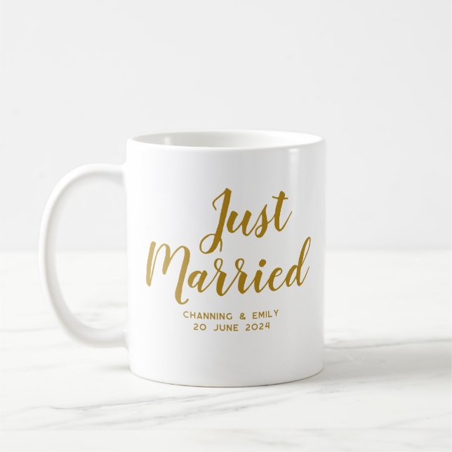 Caneca De Café Recem casados de Script Dourado Personalizado (Esquerda)