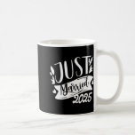 Caneca De Café Recem casados Engraçado 2025, Noiva E Noiva Marri<br><div class="desc">Recem casados Engraçado 2025,  Noiva E Roupa De Casamento</div>