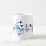 Caneca De Café Recem casados Romântico Floral Azul<br><div class="desc">Recem casados Romântico de café branco com flores azuis de cor d'água. Perfeito para o seu casamento</div>