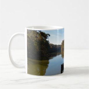 Caneca De Café Reflexões do outono no lago pela ponte de madeira