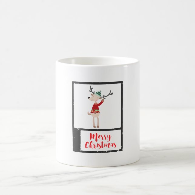 Caneca De Café Reindeer De Natal Em Um Whimsical Suéter Feio (Centro)