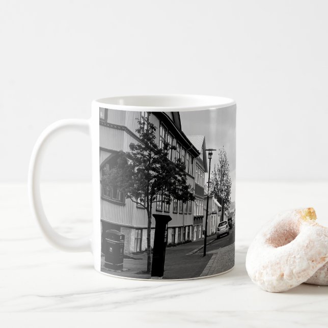 Caneca De Café Reiquiavique Rua Islândia Cena Negra e Branca (Com Donut)