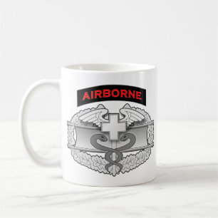 Caneca De Café Remendo 1 do crachá e do paramédico do médico d