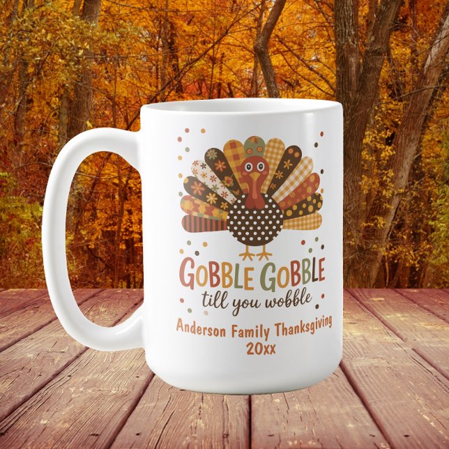 Caneca De Café Remendo de Peru Gorgoleja Até Vacilar Dia de Ação  (Turkey "Gobble Gobble till you wobble" Family Thanksgiving customizable mug)
