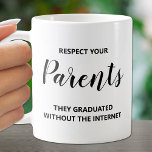 Caneca De Café Respeite a citação dos seus pais<br><div class="desc">A citação humorística "Respeite seus pais,  eles se formaram sem a Internet" nesta caneca é divertida para você mesmo ou presente para um amigo.</div>