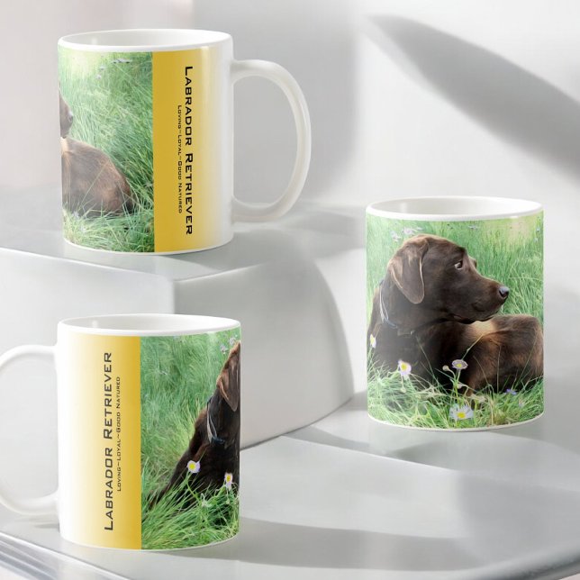 Caneca De Café Retrato bonito Labrador Retriever em Flores (Three views of the design on this ceramic mug.)