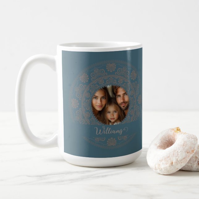 Caneca De Café Retrato da família personalizada Dourado Rococo Ma (Com Donut)