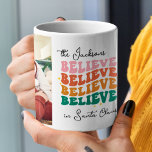 Caneca De Café Retro acreditamos em Santa Claus no Natal 2 fotos<br><div class="desc">Crie memórias duradouras adicionando duas de suas fotos da família favorita a este retrorreflector "Acreditamos em Papai Noel" que traz cores esfestivas. Espalhe a alegria e dê um presente que aquecerá os corações durante toda a temporada.</div>