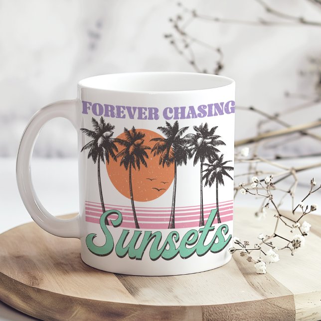 Caneca De Café Retro "Forever Perseguindo Pôrs do sol" (Retro "Forever Chasing Sunsets" Coffee Mug on a boho wooden kitchen table.)