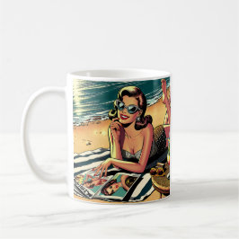 Caneca De Café Retro Mulher na Praia lendo uma Revista Fashion
