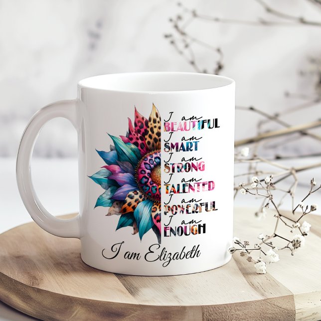 Caneca De Café Retro Positividade "Sou Bonita, Inteligente, Forte (Retro Positivity "I am Beautiful, Smart, Strong" Coffee Mug on a boho wooden kitchen table)