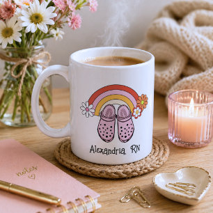 Caneca De Café Retro Rainbow e Rubber Clogs Monograma Enfermagem