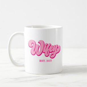 Caneca De Café Retro-Wifey Est Cor-de-rosa. Noiva Fiancé